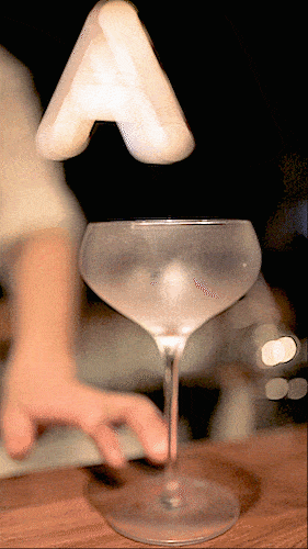 融入这杯可轻易端起的冰凉酒杯中.