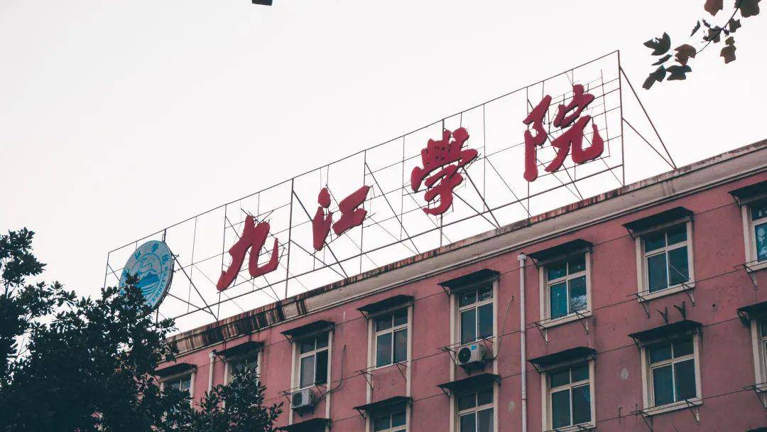 九小团带你第一视角,体验返校!_西门