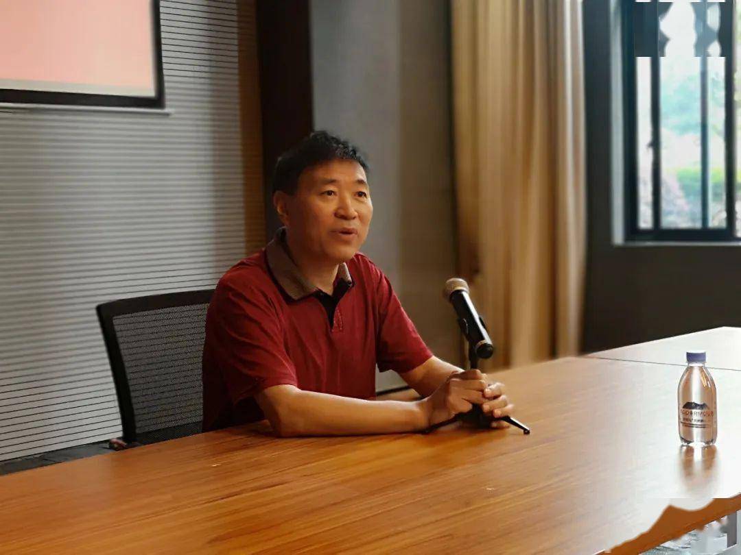 湖南省振兴黑茶产业研究院发起人,名誉理事长谌再来主持活动