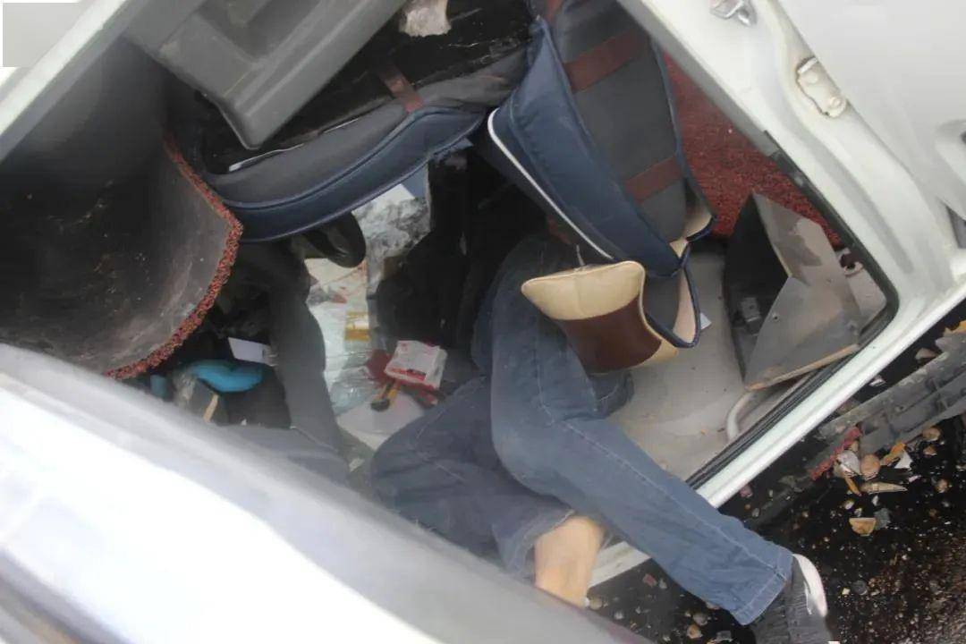 渭南一小车和出租相撞,血的教训!