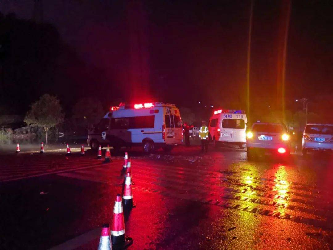 【大雨突袭都匀 车主被困】民警紧急救援