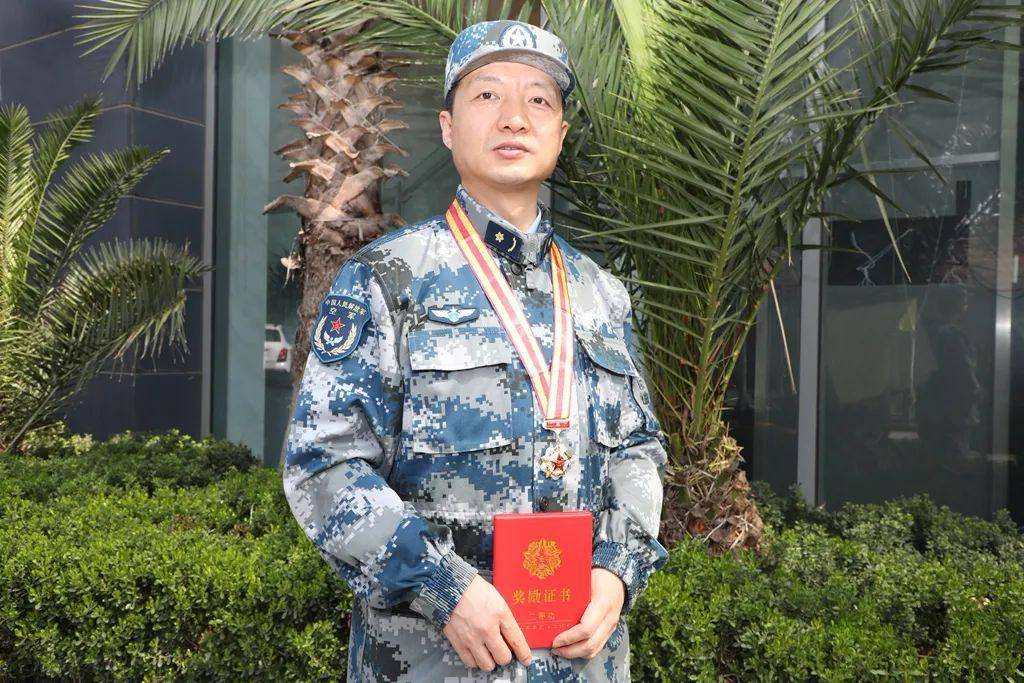 英雄·面孔丨摘下口罩,看看英雄的风华模样