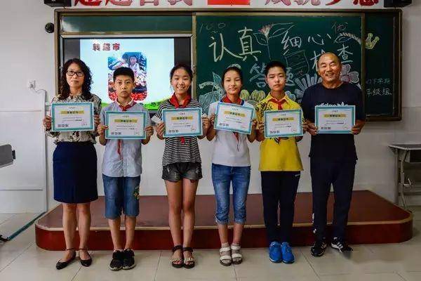 汕头市丹霞小学蔡腾,吴童,陈以理同学获得"小小摄影师",指导老师余晓