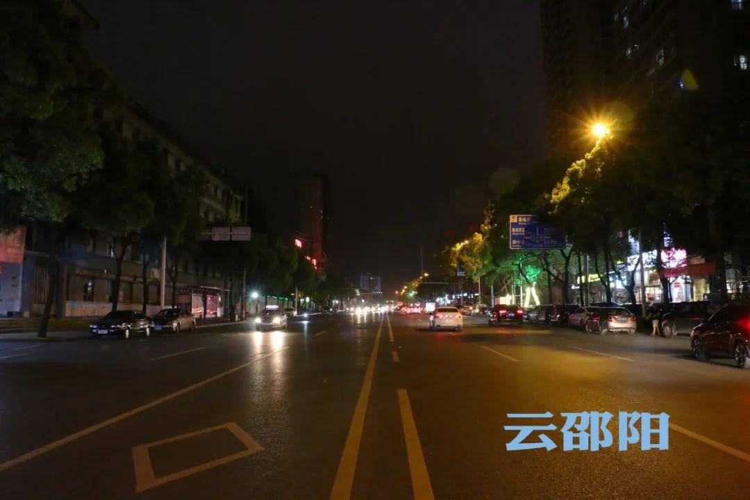 邵阳市城市路灯管理所工作人员介绍宝庆西路北侧路灯杆高约12米每根