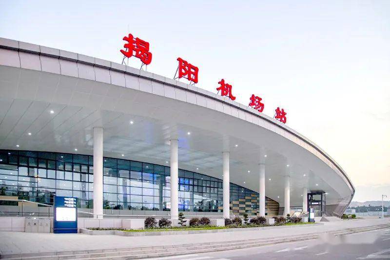 省内首个实现空铁无缝换乘去年,揭阳潮汕国际机场跑道延长工程建成