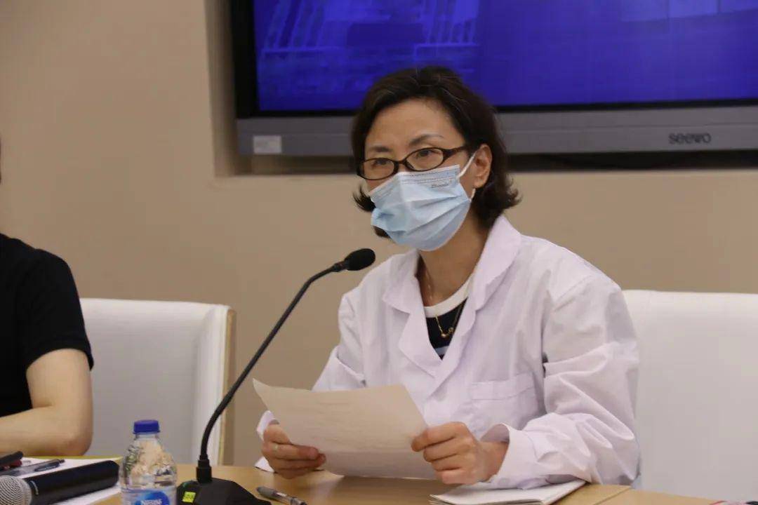 卫生顾勤洁老师对家长最关心的孩子生病如何就医,学校如何进行消毒