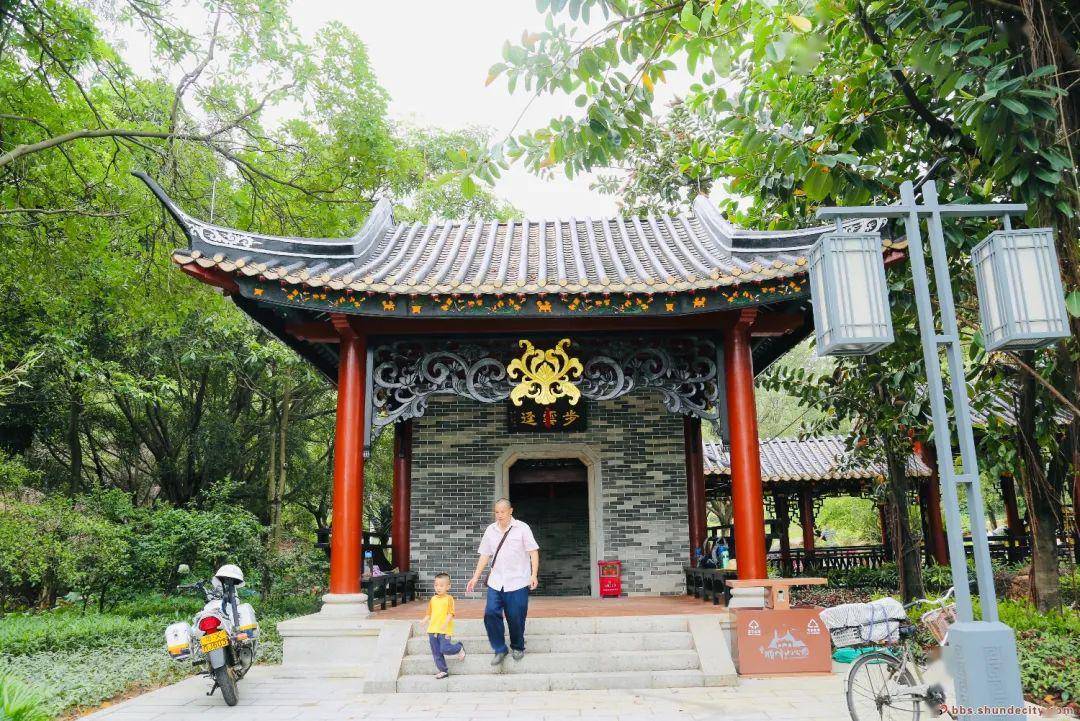 以兩湖(青雲湖區,桂畔湖區),兩塔(青雲塔,太平塔)為主要旅遊軸線,巧設