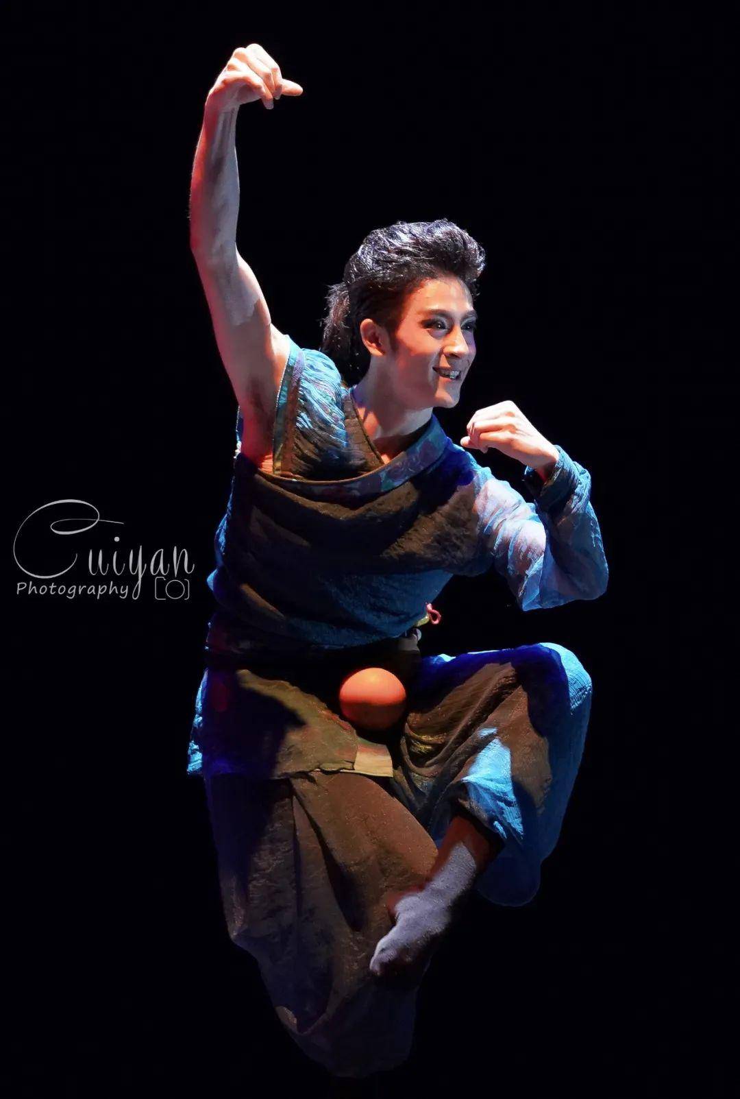 ▼编导:张翼翀,楚希作曲:刘艮演奏:刘艮,陈岚舞者:张翰