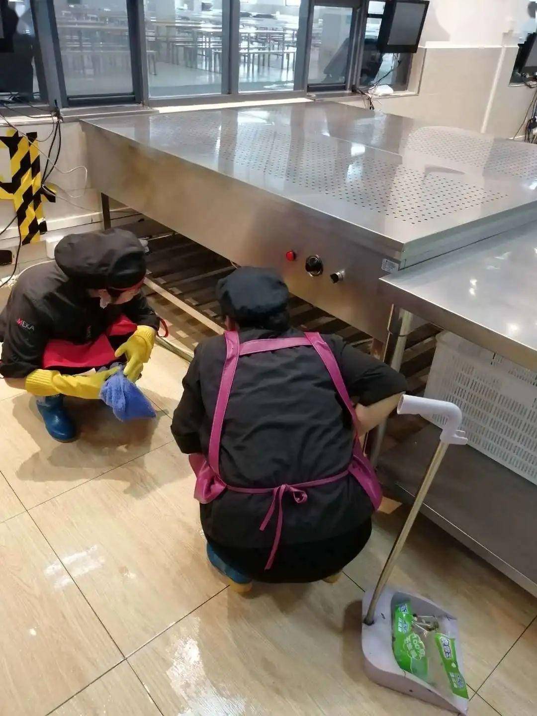 真心希望同学们能珍惜学校食堂叔叔,阿姨们的劳动成果,不挑食,不浪费