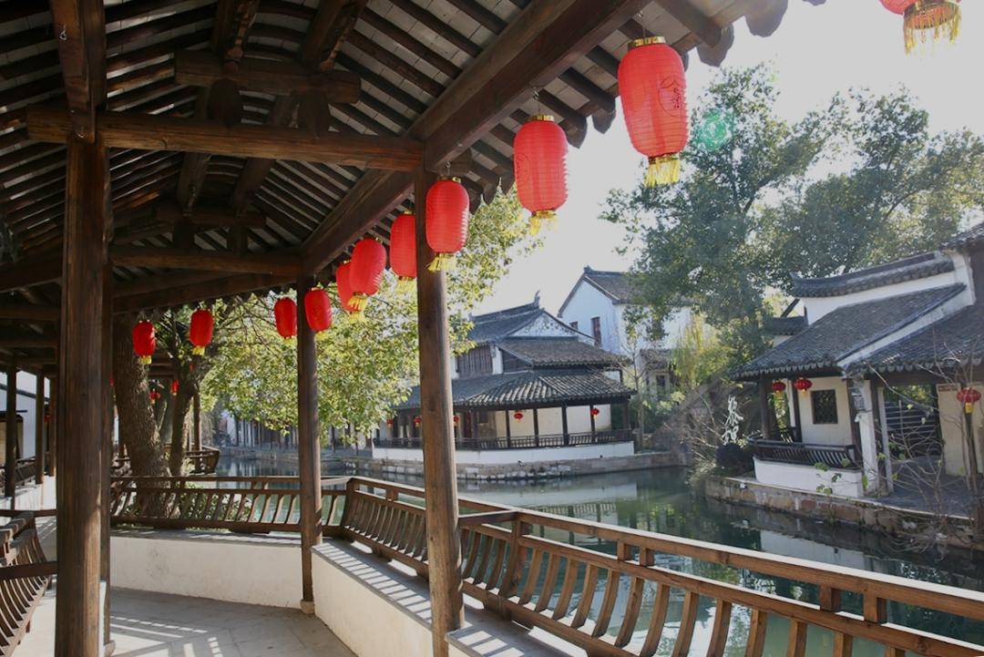 漫步廊棚下,发现黎里的美