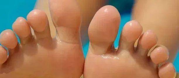 可以光着脚丫直接喷,也可以隔着袜子,早上出门花不到一分钟,能保持