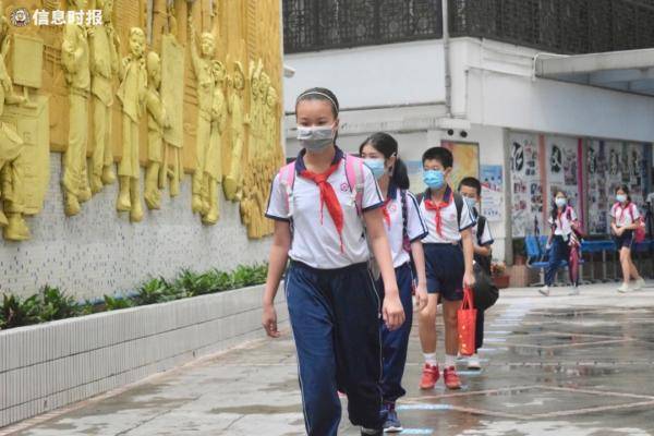 海珠區寶玉直小學校長雷婷介紹,為了保障學生的安全,學校實施錯峰上下