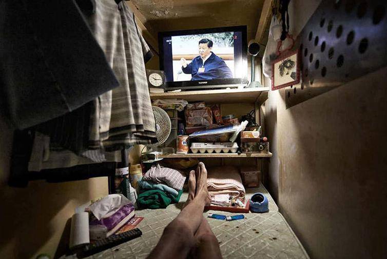 25万香港人住在不足10平的房子比这更残忍的是我还没死就已经住进了