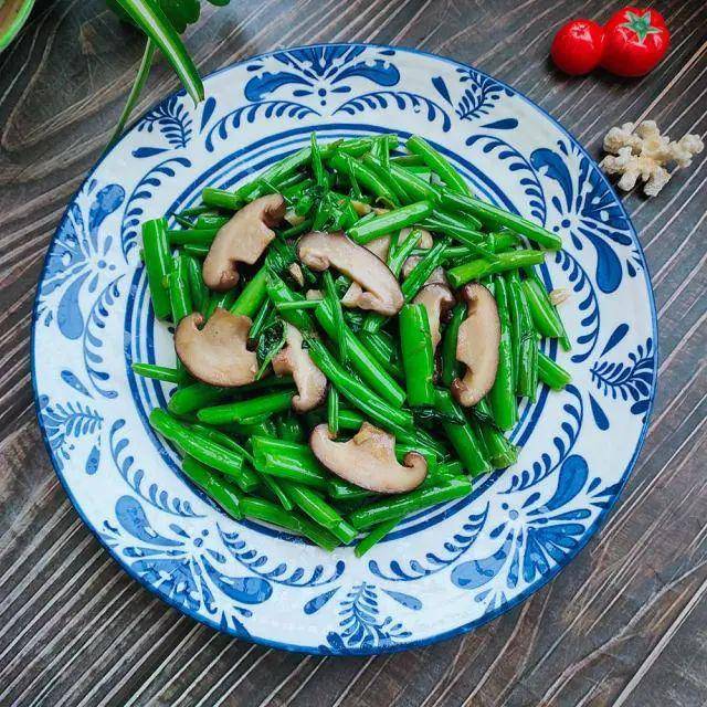 空心菜梗炒香菇,简单的食材,做出美味又下饭的小素菜!