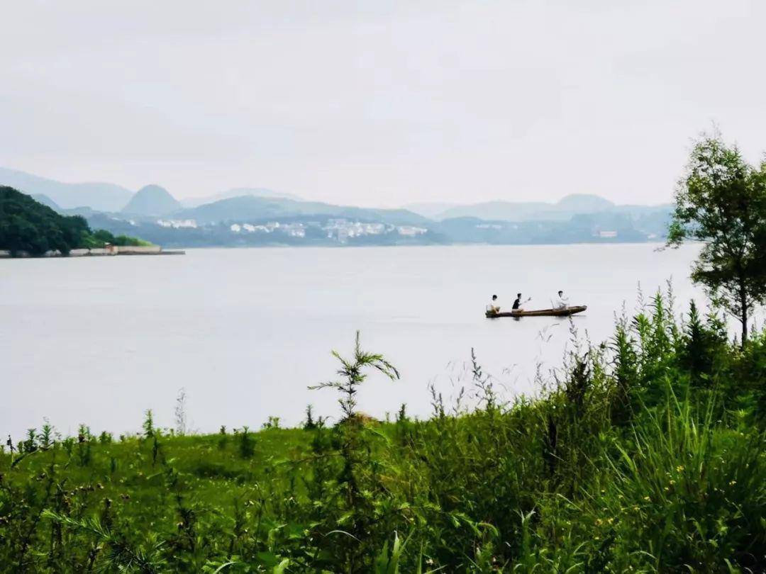 便可抵達貴陽清鎮市aaaa級景區紅楓湖旁的村落.