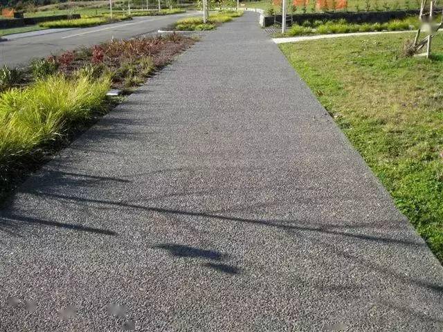 洗石含量,过少观感不好,过多粘结不牢,以粒径3-5mm为例,每平方米含量