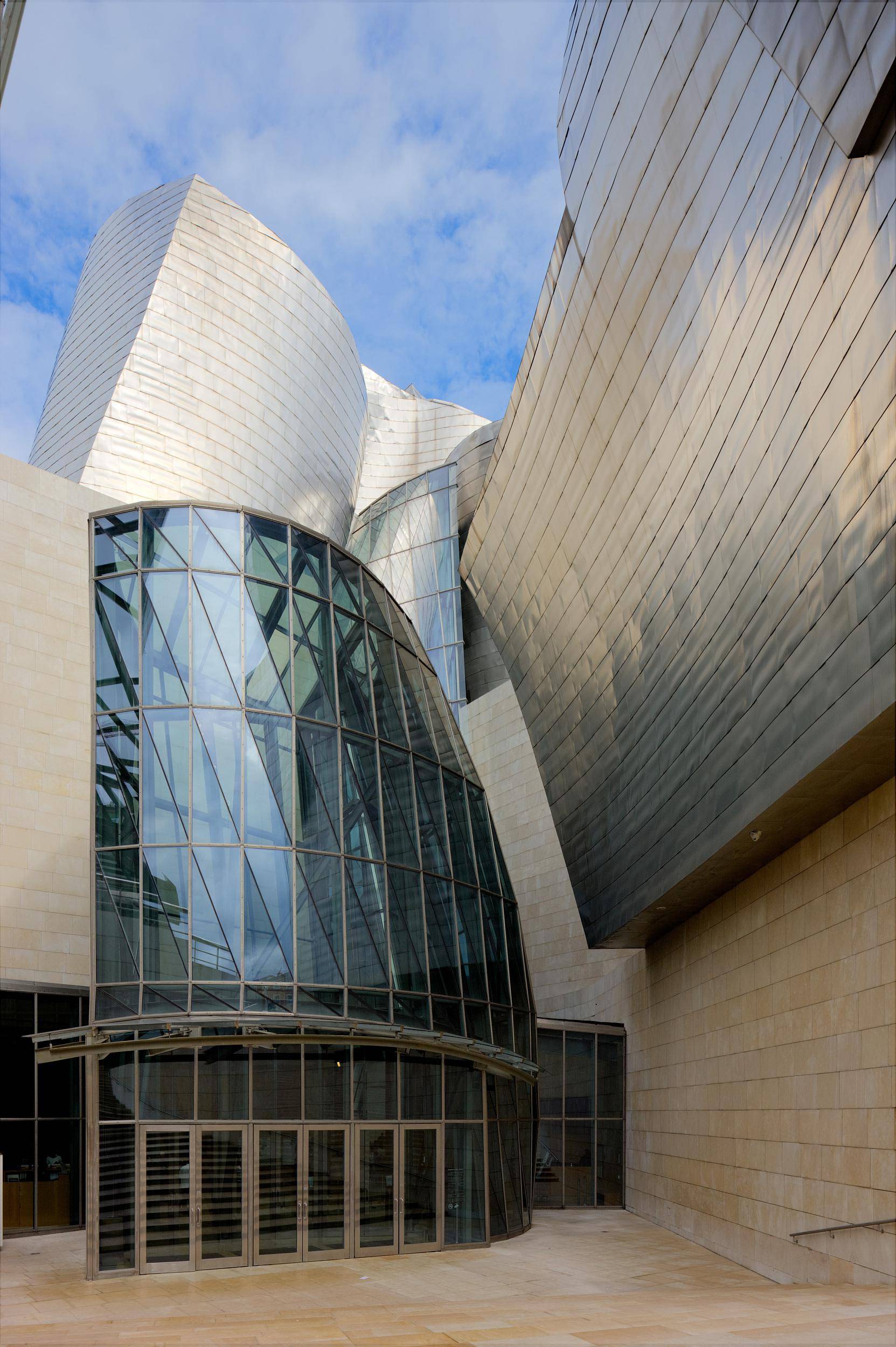 时至今日,建筑的重要性日益凸显,博物馆不再仅仅倚重于经典的建筑形式