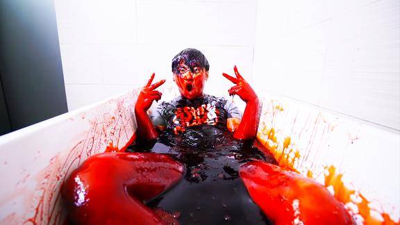 红色颜料里泡澡什么感受这奇特的画风好奇最后还洗的掉吗