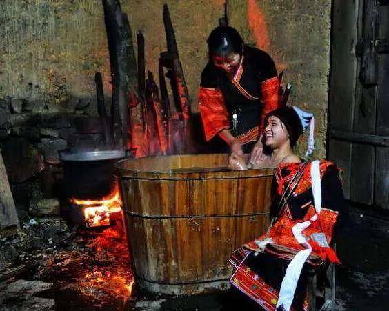 瑶族的妇女一般都生育有几胎,但得妇科疾病的却很少,她们都用大瑶山的