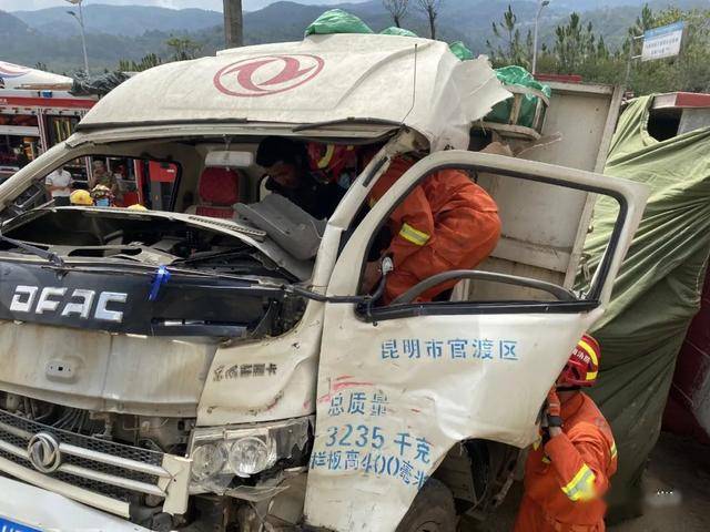 临翔发生一起车祸驾驶员被困临沧消防出动3车16人快速营救