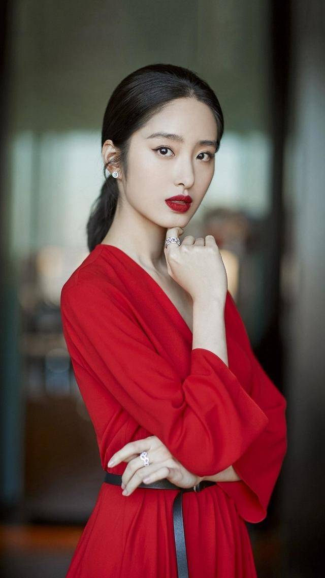 杨采钰的“军装”造型清纯端庄，神态和刘亦菲确实蛮像-搜狐大视野-搜狐新闻