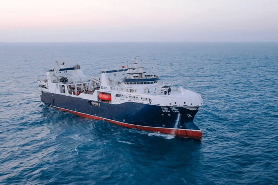 我国自主建造大型拖网远洋渔船临港新片区检阅,年捕捞数万吨