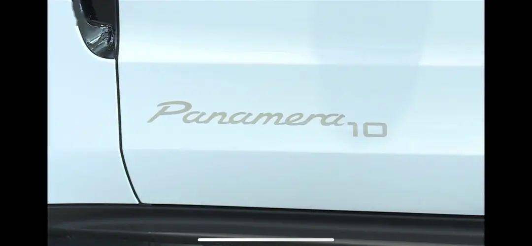 首先是独有的panamera 10标识,两个前侧车门的下方,副驾手套箱的饰板