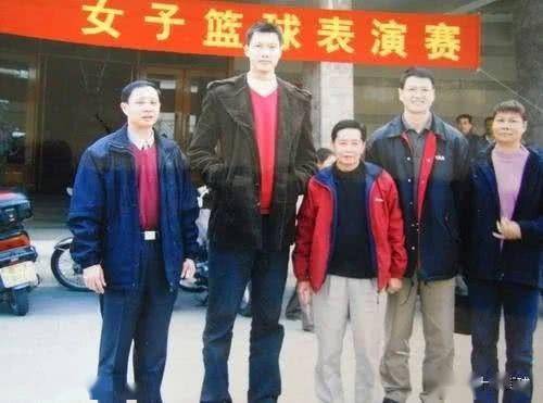 易建联父亲有多聪明?曾故意辞掉工作激励阿联,用巧办法帮他戒烟