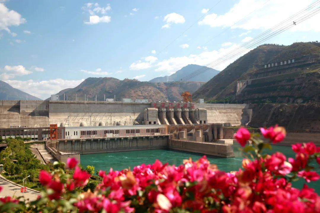龙开口水电站绿树成荫,花卉繁茂,三角梅万紫千红,为电厂增添了一抹