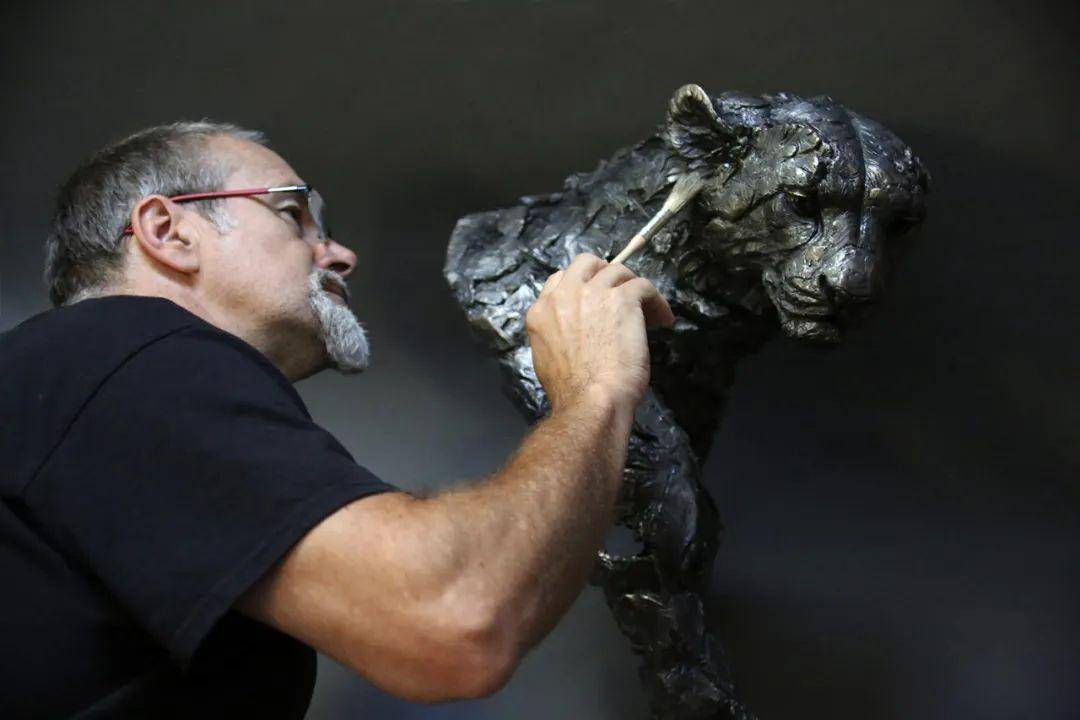 自学成才的野生动物雕塑家stevewinterburn