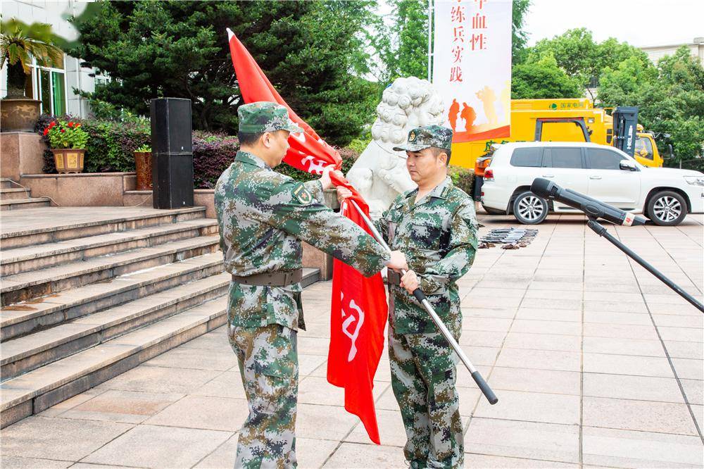 市交通運輸局人武部部長朱迪波宣讀民兵骨幹任職命令大會在莊嚴的國歌