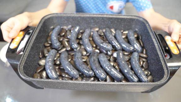 奇葩小伙在家用火山石烤黑肠黑与黑之间能碰出怎样的火花