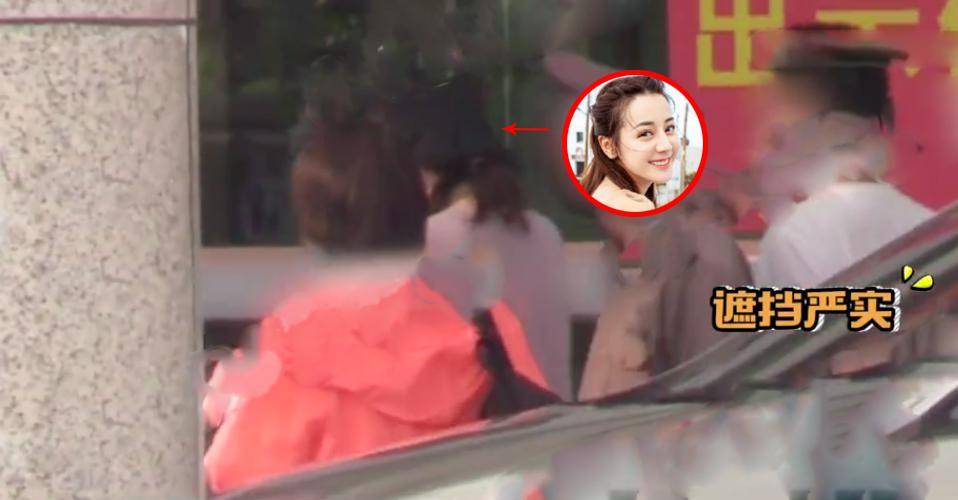 迪丽热巴累趴了现身横店医院看病神色憔悴高强度工作身材消瘦
