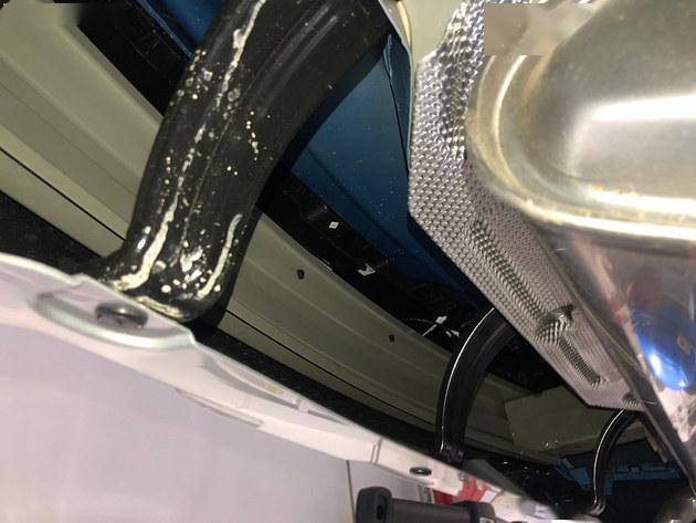 【车后部的非常厚实的防撞梁】【各种管线很规整】荣威rx5 plus拥有