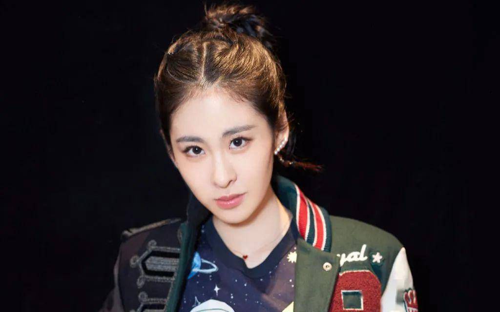 虽然那段日子不好过,但张碧晨还是咬着牙挺了过来,也许是公司看到了