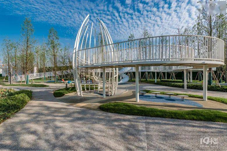 湿地公园里有条白色的空中连廊,以后带个妹子过来美拍