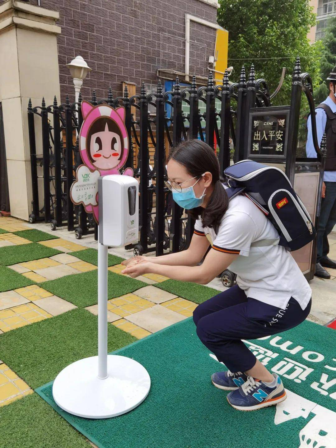 幼儿经过消毒垫佩戴口罩间隔一米排队排队区域孩子与家长定点排队