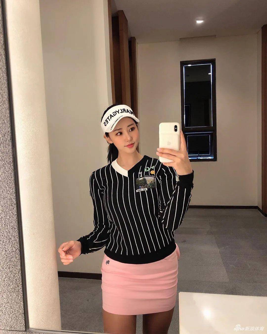 模特美女爱打高尔夫球场最美风景 她的曲线太火辣_jamie