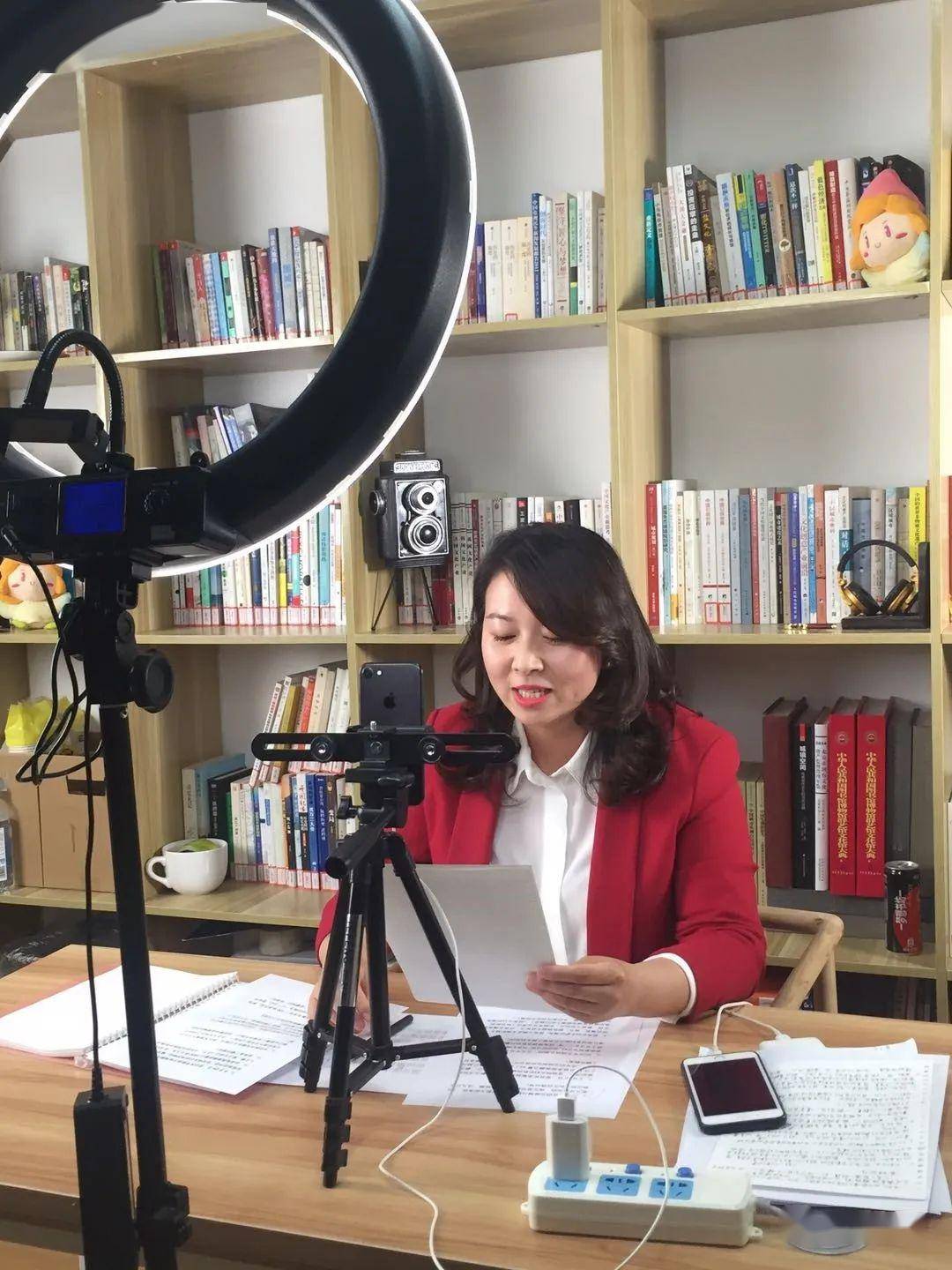 两会女记者靳晶云端连麦"牛书记"刷屏,被网友称为"党的薇娅"