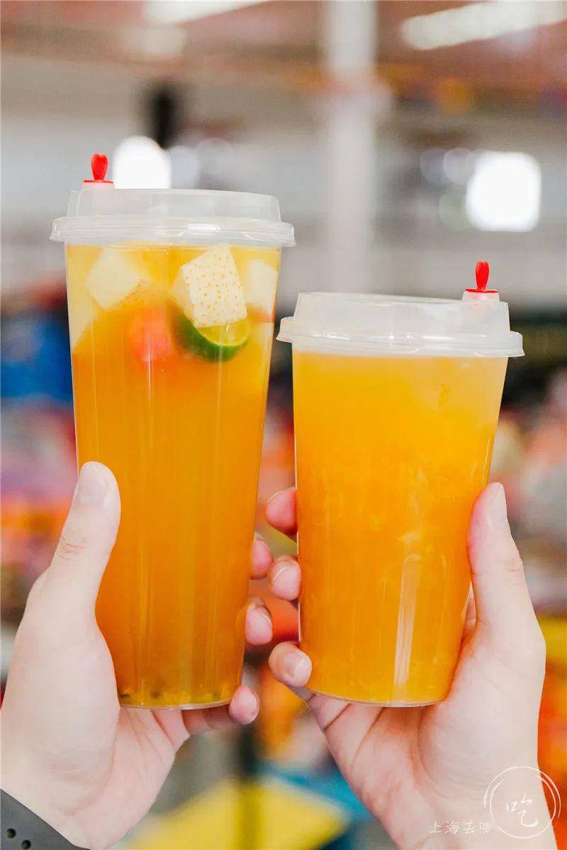 这里还有一个超大空间的休息区域,有很多丰富的小食饮料选择,蹦累了饿