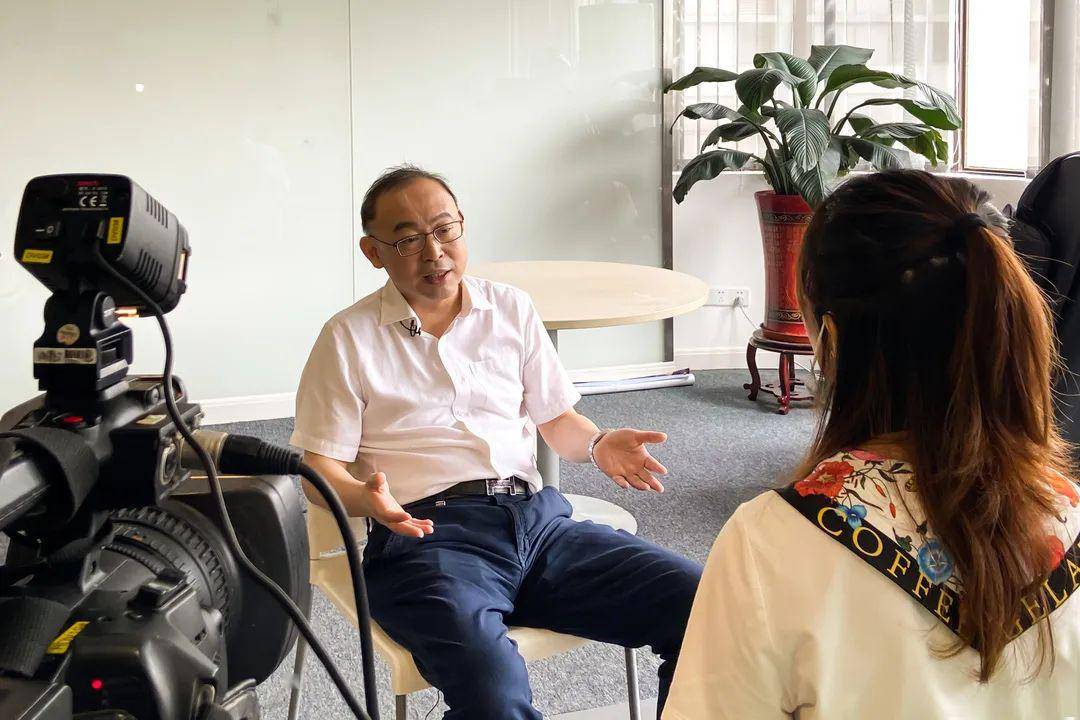 行长也"带货"——看"网红"韩委员直播:引金融活水,筑暖企渠道