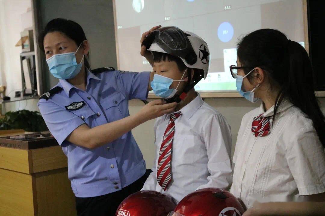 进学校一盔一带进校园莘莘学子讲安全