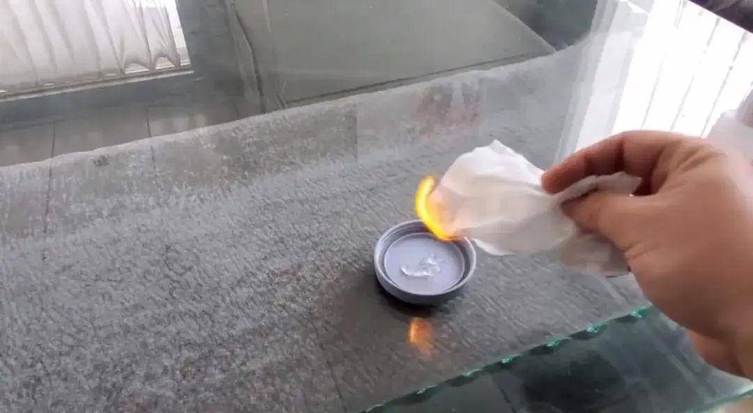 洗手液遇火会燃烧,但是肉眼看得并不明显,只是表面一层薄薄的蓝色火焰