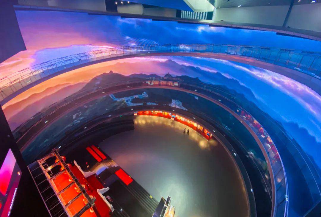 围绕环幕其实还有一条螺旋形的环形步道 以前游客可以走上步道 出于