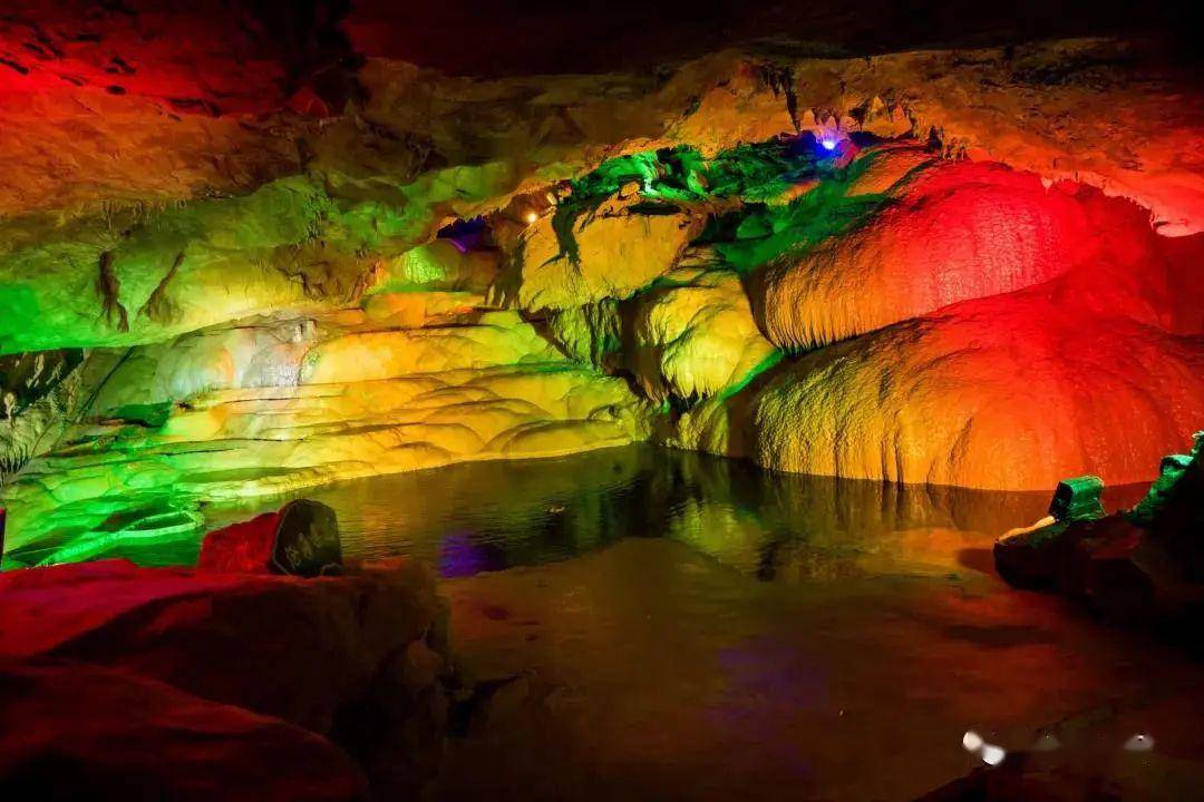 山水成卷书中有景乐平水帘洞富丽堂皇的地下宫殿