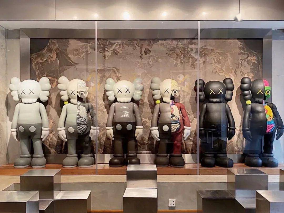 600万巨型kaws坐镇,甜品下午就售罄?