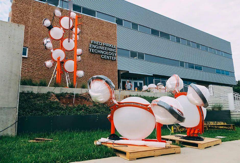 萨姆休斯顿州立大学科学主题雕塑作品"潜能"