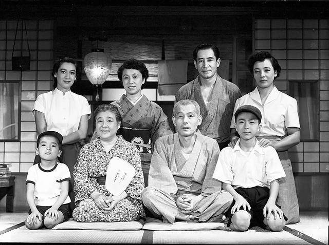 日本最伟大的导演小津安二郎的家庭叙事与现实温情
