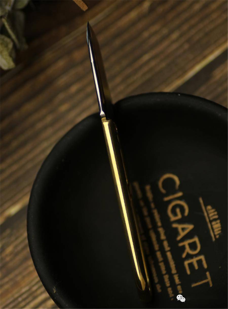 刀片采用瑞典山特维克不锈钢12c27(瑞士军刀使用的钢材就是出自此家