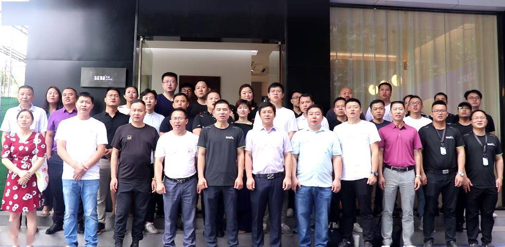 常务副会长罗海龙,温世通,邓旺强,秘书长刘桂林及30余位南康头部家具